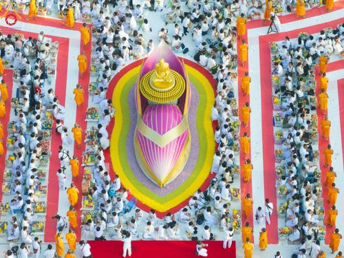 ภาพ No.193014:พิธีตักบาตรพระธรรมยาตรา ณ อนุสรณ์สถานคลองบางนางแท่น อ.สามพราน จ.นครปฐม ในโครงการธรรมยาตรา กตัญญูบูชา มหาปูชนียาจารย์ พระมงคลเทพมุนี(สด จนฺทสโร) พระผู้ปราบมาร อนุสรณ์สถาน 7 แห่ง ปีที่ 13 วันที่ 11 มกราคม พ.ศ.2568