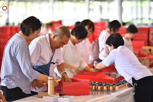 ภาพ No.212082:วันจันทร์ที่ 17 มีนาคม พ.ศ. 2568 บุญบรรจุกล่องไทยธรรม เพื่อถวายแด่พระสังฆาธิการ 40,000 กว่าวัดทั่วไทย ในวันคุ้มครองโลก 22 เมษายน พ.ศ. 2568 ณ บ้านแก้วเรือนทองคุณยายฯ วัดพระธรรมกาย