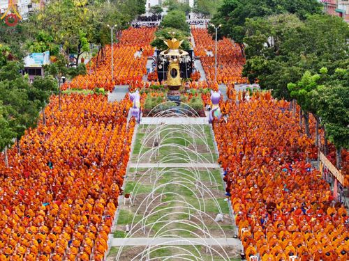 ภาพ No.126100:พิธีทำบุญเมืองนครราชสีมา ฉลอง 556 ปี ตักบาตรพระ 10,000 รูป ในวันเสาร์ที่ 2 มีนาคม พ.ศ.2567 ณ อนุสาวรีย์ท้าวสุรนารี จ.นครราชสีมา จัดโดย คณะสงฆ์จังหวัดนครราชสีมา ร่วมกับสำนักงานจังหวัดนครราชสีมา