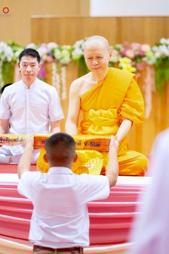 ภาพ No.245974:วันเสาร์ที่ 13 กันยายน พ.ศ. 2568 พิธีมอบผ้าไตรประธานกฐินสัมฤทธิ์เด็กดี V-Star ณ สภาธรรมกายสากล วัดพระธรรมกาย