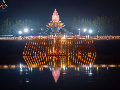 ภาพ No.176004:พิธีจุดประทีปโคมลาน, โคมลอยและลอยกระทง ถวายประทีปเป็นพุทธบูชา สร้างความสว่างไสวให้กับแผ่นดินด้วยแสงธรรม วันที่ 15 พฤศจิกายน พ.ศ. 2567 ณ พุทธอุทยานนานาชาติ อ.โพนพิสัย จ.หนองคาย