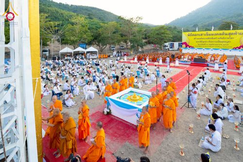 ภาพ No.275143:วันอาทิตย์ที่ 30 พฤศจิกายน พ.ศ. 2568 พิธีตอกเสาเข็ม "สร้างองค์พระเจดีย์เพื่อสร้างสันติภาพโลก" ต้นสุดท้าย ณ ศูนย์ปฏิบัติธรรมระยอง (บ้านช่องลม)