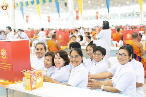 ภาพ No.147110:พิธีมุทิตาสักการะพระภิกษุ ผู้สอบได้เปรียญธรรม 9 ประโยคระดับโลกปีที่ 36, พิธีมอบโล่เกียรติยศและทุนการศึกษา สำนักเรียนบาลีดีเด่นทั่วประเทศ, พิธีถวายมหาสังฆทานคณะสงฆ์ 2,000 กว่าวัด ทั่วประเทศ ปีที่ 24, พิธีถวายไทยธรรมคณะสงฆ์ 323 วัด 4 จังหวัดชายแดนภาคใต้