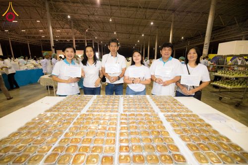 ภาพ No.204346:พิธีถวายภัตตาหารเป็นสังฆทาน แด่พระธรรมยาตรา ณ วัดพระธรรมกาย ตำบลคลองสาม อำเภอคลองหลวง จังหวัดปทุมธานี ในโครงการธรรมยาตรา กตัญญูบูชา มหาปูชนียาจารย์ พระมงคลเทพมุนี(สด จนฺทสโร) พระผู้ปราบมาร อนุสรณ์สถาน 7 แห่ง ปีที่ 13 วันที่ 31 มกราคม พ.ศ. 2568