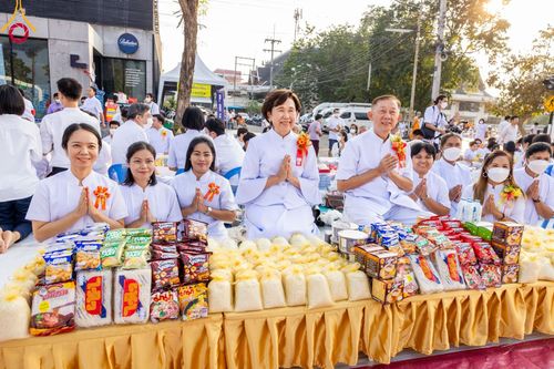 ภาพ No.101876:ตักบาตรพระ 10,000 รูป เติมบุญให้แผ่นดิน เนื่องในโอกาส 192 ปี จังหวัดกาญจนบุรี หนึ่งในโครงการตักบาตรพระ 2,000,000 รูป  77 จังหวัดทุกวัดทั่วไทย วันจันทร์ที่ 11 ธันวาคม พ.ศ. 2566 บริเวณถนนสองแคว (SKY WALK) เมืองกาญจนบุรี