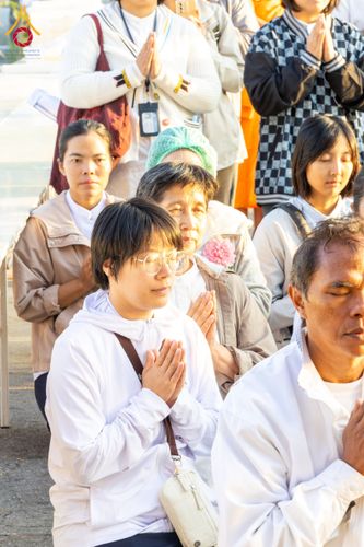 ภาพ No.193775:สาธุชนถวายภัตตาหารเป็นสังฆทาน แด่พระธรรมยาตรา ณ อนุสรณ์สถานมหาวิหารพระมงคลเทพมุนี (โลตัสแลนด์) อ.สองพี่น้อง จ.สุพรรณบุรี ในโครงการธรรมยาตรา กตัญญูบูชา มหาปูชนียาจารย์ พระมงคลเทพมุนี(สด จนฺทสโร) พระผู้ปราบมาร ปีที่ 13 วันที่ 12 มกราคม พ.ศ.2568