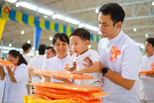 ภาพ No.215446:วันอาทิตย์ต้นเดือนที่ 6 เมษายน พ.ศ. 2568 ขบวนอัญเชิญผ้าป่าสมทบ มหาสังฆทาน 40,000 กว่าวัดทั่วประเทศ ณ สภาธรรมกายสากล วัดพระธรรมกาย