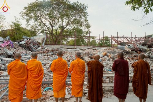 ภาพ No.220361:วันที่ 17 เมษายน พ.ศ. 2568 ผู้แทนวัดพระธรรมกาย ลงพื้นที่เยียวยา ซับน้ำตาเหยื่อแผ่นดินไหวมัณฑะเลย์