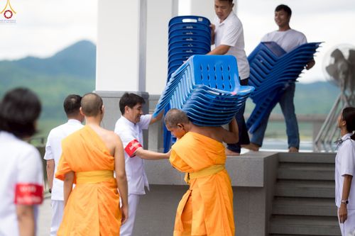 ภาพ No.239815:วันที่ 16-17 สิงหาคม พ.ศ. 2568 การปฏิบัติหน้าที่ของเจ้าหน้าที่ทุกสถานะ เพื่องานพิธีอัญเชิญรูปเหมือนพระมงคลเทพมุนี (สด จันทสโร) และพิธีกดปุ่มอัญเชิญรูปเหมือน พระมงคลเทพมุนี (สด จันทสโร) ณ มหาวิหารแก้วพระมงคลเทพมุนี ศูนย์ปฏิบัติธรรมแก้วเมืองเลย จ.เลย