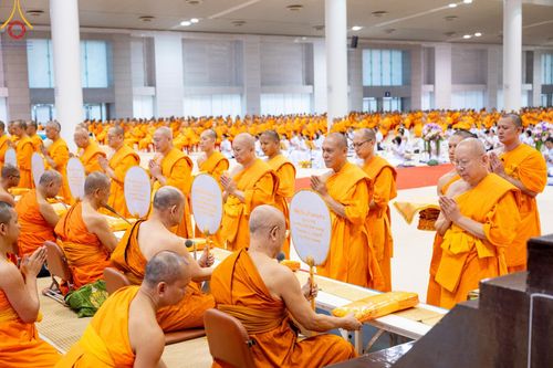 ภาพ No.146147:วันมหารำลึก ครั้งที่ 34 พิธีร่วมรำลึกถึงนักสร้างบารมีที่ล่วงลับไปแล้ว , พิธีสวดพระพุทธมนต์ ณ ห้องแก้วสารพัดนึก 1 วัดพระธรรมกาย วันเสาร์ที่ 27 กรกฎาคม พ.ศ. 2567