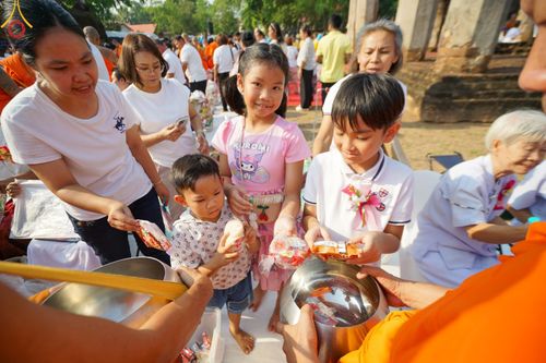 ภาพ No.58749:พิธีตักบาตรพระ ๑,๐๐๐ รูป สมโภชครบรอบ ๘๐๐ ปี พระบรมธาตุเมืองเชลียง ณ วัดพระศรีรัตนมหาธาตุ ราชวรวิหาร  (วัดพระปรางค์) ต.ศรีสัชนาลัย  อ.ศรีสัชนาลัย จ.สุโขทัย วันพฤหัสบดีที่ ๒๕ เมษายน พ.ศ. ๒๕๖๗