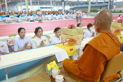 ภาพ No.85420:พิธีถวายมหาสังฆทานคณะสงฆ์ 2000 กว่าวัดทั่วประเทศปีที่ 23, พิธีถวายไทยธรรมคณะสงฆ์ 323 วัด 4 จังหวัดชายแดนภาคใต้, พิธีมอบปัจจัยช่วยเหลือครู 4 จังหวัดชายแดนภาคใต้ ณ สภาธรรมกายสากล วัดพระธรรมกาย ในวันสมาธิโลก อาทิตย์ที่ 6 สิงหาคม พ.ศ. 2566