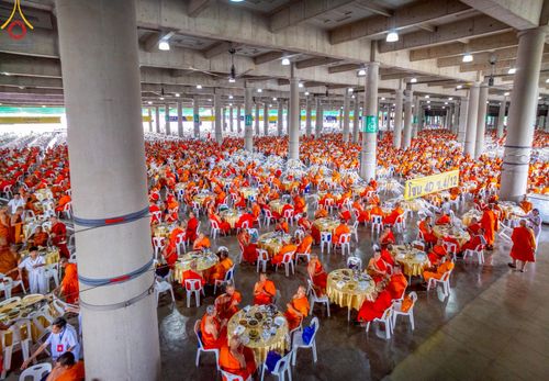 ภาพ No.219461:วันอังคารที่ 22 เมษายน พ.ศ. 2568 พิธีมอบปัจจัยช่วยเหลือครู 4 จังหวัดชายแดนภาคใต้ , พิธีกล่าวคำถวายอุปกรณ์ เพื่อเตรียมการต้อนรับคณะสงฆ์ฯ , พิธีกล่าวคำถวายภัตตาหารเป็นสังฆทาน , คณะสงฆ์ฉันภัตตาหารเพล  เนื่องในวันคุ้มครองโลก พิธีถวายมหาสังฆทานแด่คณะสงฆ์