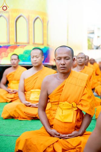 ภาพ No.201358:พระธรรมยาตราปฏิบัติธรรม และถ่ายภาพหมู่ประวัติศาสตร์ ณ อาคารธรรมยาตรา กตัญญูบูชามหาปูชนียาจารย์  ตรงข้ามวัดปากน้ำภาษีเจริญ จ.กรุงเทพมหานคร ในโครงการธรรมยาตรา กตัญญูบูชา มหาปูชนียาจารย์ พระมงคลเทพมุนี(สด จนฺทสโร) พระผู้ปราบมาร อนุสรณ์สถาน 7 แห่ง ปีที่ 13