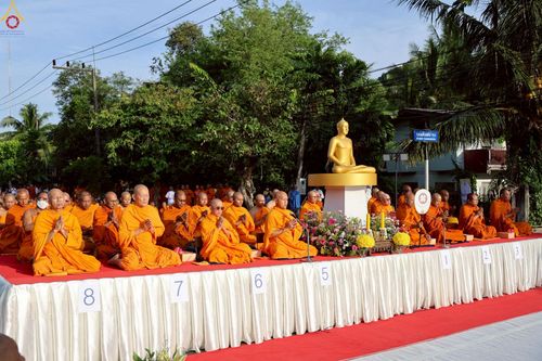 ภาพ No.235209:วันอาทิตย์ที่ 27 กรกฎาคม พ.ศ. 2568 พิธีตักบาตรพระ1,000 รูป ทำบุญเมืองพัทลุง ประธานสงฆ์ พระปริยัติวชิโรดม  เจ้าคณะจังหวัดพัทลุง ประธานฆราวาส นายรัฐศาสตร์ ชิดชู  ผู้ว่าราชการจังหวัดพัทลุง