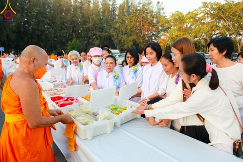 ภาพ No.106745:พิธีถวายภัตตาหารเป็นสังฆทาน แด่คณะพระธรรมยาตราฯ ในโครงการธรรมยาตรากตัญญูบูชา มหาปูชนียาจารย์ พระมงคลเทพมุนี(สด จนฺทสโร) พระผู้ปราบมาร อนุสรณ์สถาน 7 แห่ง ปีที่ 12 วันที่ 6 มกราคม พ.ศ. 2567 ณ อนุสรณ์สถานโลตัสแลนด์ จ.สุพรรณบุรี