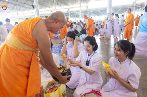 ภาพ No.222032:วันที่ 4 พฤษภาคม พ.ศ. 2568 พิธีตักบาตร เนื่องในวันอาทิตย์ต้นเดือน ณ บ้านแก้วเรือนทองคุณยายฯ วัดพระธรรมกาย