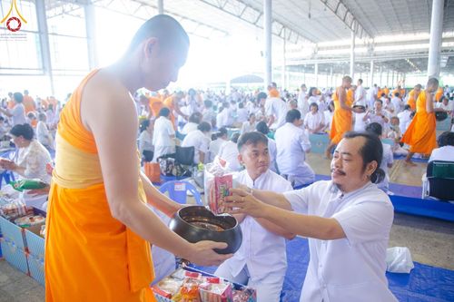 ภาพ No.149961:พิธีตักบาตร , พิธีปฎิบัติธรรม , พิธีถวายภัตตาหารเมนูสวรรค์ ในพรรษาแห่งการเข้าถึงธรรม วันธรรมชัย วันอังคารที่ 27 สิงหาคม พ.ศ.2567 ณ สภาธรรมกายสากล วัดพระธรรมกาย