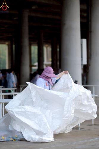 ภาพ No.220522:วันที่ 23-25 เมษายน พ.ศ. 2568 เจ้าหน้าที่และสาธุชนช่วยกัน รับบุญเก็บงานวันคุ้มครองโลก ณ วัดพระธรรมกาย