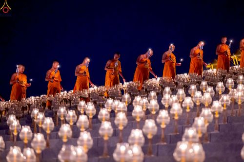 ภาพ No.253691:วันที่ 10 ตุลาคม พ.ศ. 2568 พิธีจุดประทีปบูชาพระผู้ปราบมาร, พิธีจุดประทีปบนพระมหาธรรมกายเจดีย์  20,000 ดวง เนื่องในวันคล้ายวันเกิดครบรอบ 141 ปี พระมงคลเทพมุนี (สด จนฺทสโร)