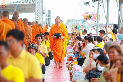 ภาพ No.146500:มหาสังฆทานถวายเป็นพุทธบูชาครั้งยิ่งใหญ่ โครงการทำบุญตักบาตร เพื่อถวายเป็นพระราชกุศล เนื่องในโอกาสมหามงคลเฉลิมพระชนมพรรษา พระบาทสมเด็จพระเจ้าอยู่ห้วฯ ทรงเจริญพระชนมพรรษา 6 รอบ 72 พรรษา
