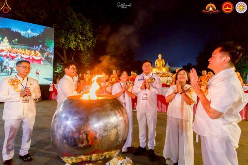 ภาพ No.224535:วันจันทร์ที่ 12 พฤษภาคม พ.ศ. 2568  ชาวพุทธในอินโดนีเซีย ร่วมฉลองวิสาขบูชาจุดประทีปกว่า 200,000 ดวง ณ พระมหาเจดีย์บรมพุทโธ  เจริญพุทธมนต์ถวาย “พระวชิรเกล้าเจ้าอยู่หัว”