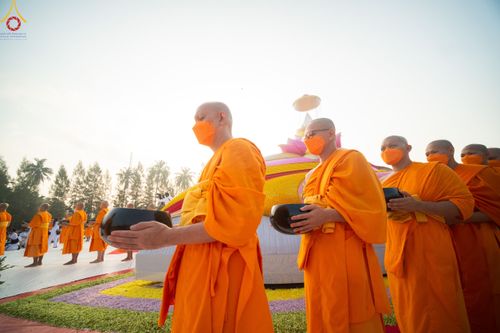 ภาพ No.110301:พิธีตักบาตรพระธรรมยาตราฯ ในโครงการธรรมยาตรากตัญญูบูชา มหาปูชนียาจารย์ พระมงคลเทพมุนี(สด จนฺทสโร) พระผู้ปราบมาร ปีที่ 12 ณ อนุสรณ์สถานลำดับที่ 2 สถานที่ตั้งมโนปณิธานบวชตลอดชีวิต อนุสรณ์สถานบางนางแท่น จ.นครปฐม วันที่ 11 มกราคม พ.ศ. 2567