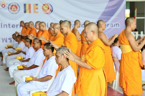 ภาพ No.230835:วันที่ 28 มิถุนายน พ.ศ. 2568 พิธีตัดปอยผมและปลงผม โครงการบวชพระนานาชาติ AEC & WAB รุ่นที่ 9 ณ วิหารคด 2 วัดพระธรรมกาย