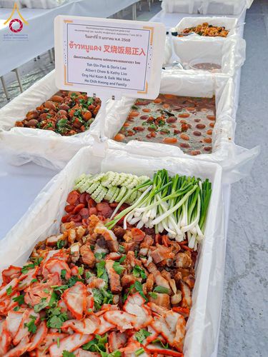 ภาพ No.193652:สาธุชนถวายภัตตาหารเป็นสังฆทาน แด่พระธรรมยาตรา ณ อนุสรณ์สถานคลองบางนางแท่น อ.สามพราน จ.นครปฐม ในโครงการธรรมยาตรา กตัญญูบูชา มหาปูชนียาจารย์ พระมงคลเทพมุนี(สด จนฺทสโร) พระผู้ปราบมาร อนุสรณ์สถาน 7 แห่ง ปีที่ 13 วันที่ 11 มกราคม พ.ศ. 2568