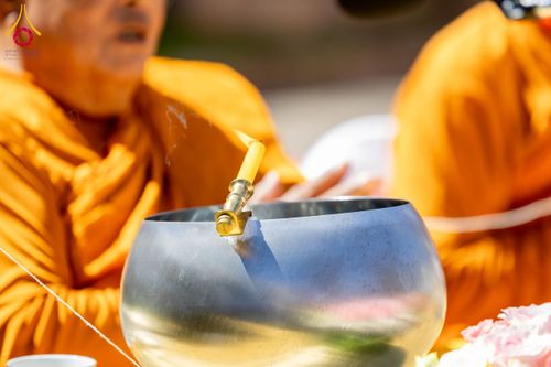 ภาพ No.62435:คณะศิษยานุศิษย์รวมใจสถาปนาและสมโภช ธรรมจักร เพื่ออัญเชิญประดิษฐาน ณ ยอดอุโบสถ 80 ปี หลวงพ่อธัมมชโย วัดพระธรรมกายนิวเจอร์ซี ประเทศสหรัฐอเมริกา  วันอาทิตย์ที่ 7 เมษายน พ.ศ. 2567