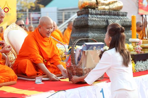 ภาพ No.312608:วันอาทิตย์ที่ 8 มีนาคม พ.ศ.2569 ทำบุญเมืองนครราชสีมา 558 ปี ตักบาตรพระ 10,000 รูป