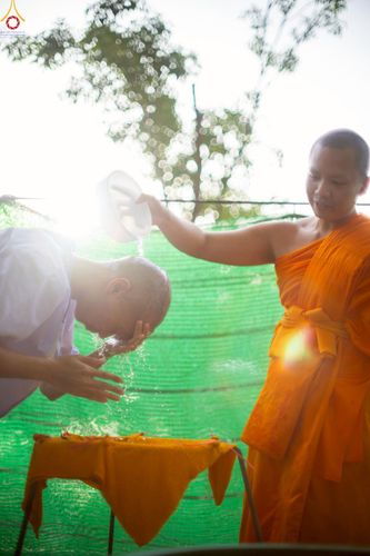 ภาพ No.248657:วันที่ 28 กันยายน พ.ศ. 2568 พิธีตัดปอยผม และปลงผม โครงการอุปสมบทบูชาธรรม 141 ปี พระมงคลเทพมุนี ณ วิหารคด วัดพระธรรมกาย