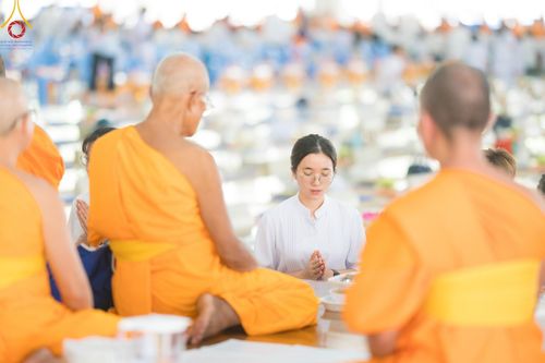 ภาพ No.157725:พิธีถวายภัตตาหารเมนูสวรรค์ ในพรรษาแห่งการเข้าถึงธรรม วันเสาร์ที่ 28 กันยายน พ.ศ. 2567 ณ หอฉันคุณยายอาจารย์ฯ วัดพระธรรมกาย