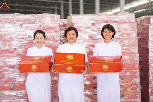 ภาพ No.214390:วันที่ 29 มีนาคม พ.ศ.2568 กิจกรรมใส่ถุงซิปกล่องไทยธรรม เพื่อรักษาความประณีตของกล่องไทยธรรม ในทุกสภาพอากาศ ณ บ้านแก้วเรือนทองคุณยาย วัดพระธรรมกาย