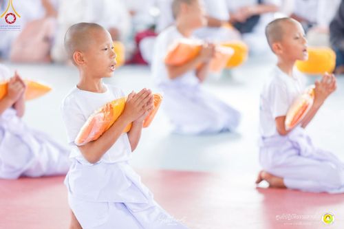 ภาพ No.216010:วันพฤหัสบดีที่ 3 เมษายน พ.ศ. 2568 พิธีบรรพชาสามเณร ภาคฤดูร้อน รุ่นที่ 15  บูชาธรรมหลวงพ่อธัมมชโย 81 ปี 81 รูป ณ ศูนย์ปฏิบัติธรรมสวนผึ้ง จ.ราชบุรี