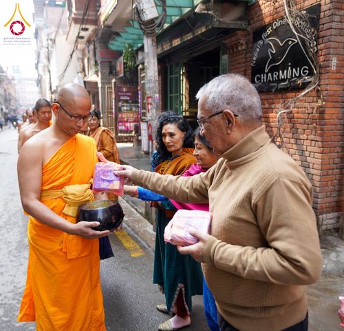 ภาพ No.132594:สามเณรเนปาล บิณฑบาต ย่านทาเมล เมืองกาฐมาณฑุ และเมืองปาฏัน ในโครงการบรรพชา 1,250 รูป ประเทศเนปาล วันที่ 20 มีนาคม พ.ศ. 2567