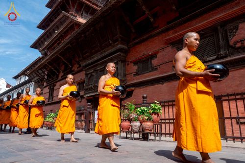 ภาพ No.213166:วันที่ 17 - 18 มีนาคม พ.ศ. 2568 คณะสงฆ์และสามเณรเดินบิณฑบาต รอบเมืองในพื้นที่ วัดสยมภูวนาถและราชวังปาตัน ณ เมืองกาฐมาณฑุ ประเทศเนปาล