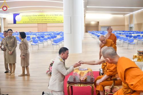 ภาพ No.209010:พระบาทสมเด็จพระเจ้าอยู่หัว ทรงมีพระราชศรัทธาทรงพระกรุณาโปรดเกล้าฯ ให้บำเพ็ญพระราชกุศลถวายภัตตาหารพระราชทาน การสอบบาลีสนามหลวง ณ วัดพระธรรมกาย ย อ.คลองหลวง จ.ปทุมธานี วันที่ 23-24 กุมภาพันธ์ พ.ศ. 2568