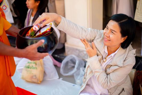 ภาพ No.195397:พิธีตักบาตรพระธรรมยาตรา ณ อนุสรณ์สถานลำดับที่ 3 สถานที่เกิดใหม่ในเพศสมณะ วัดสองพี่น้อง ต.ต้นตาล อ.สองพี่น้อง จ.สุพรรณบุรี ในโครงการธรรมยาตรา กตัญญูบูชา มหาปูชนียาจารย์ พระมงคลเทพมุนี(สด จนฺทสโร) พระผู้ปราบมาร ปีที่ 13 วันที่ 15 มกราคม พ.ศ.2568
