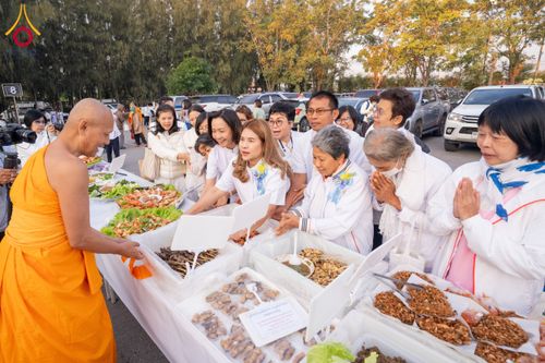 ภาพ No.194960:พิธีถวายภัตตาหารเป็นสังฆทาน แด่พระธรรมยาตรา ณ อนุสรณ์สถานมหาวิหารพระมงคลเทพมุนี (โลตัสแลนด์) อ.สองพี่น้อง จ.สุพรรณบุรี ในโครงการธรรมยาตรา กตัญญูบูชา มหาปูชนียาจารย์ พระมงคลเทพมุนี(สด จนฺทสโร) พระผู้ปราบมาร แห่ง ปีที่ 13 วันที่ 14 มกราคม พ.ศ.2568