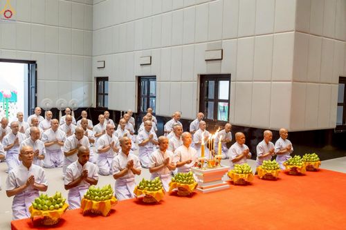 ภาพ No.228916:วันเสาร์ที่ 14 มิถุนายน พ.ศ. 2568 พิธีเวียนประทักษิณ , พิธีขอขมารับผ้าไตร ในโครงการบรรพชาอุปสมบทหมู่ ผู้บริหารรุ่นที่ 15 และ อุดมศึกษา รุ่นที่ 52 ณ โบสถ์พระไตรปิฎก วัดพระธรรมกาย