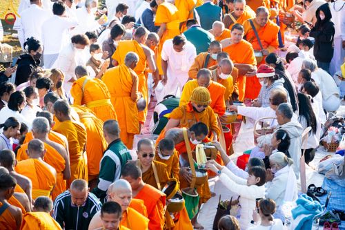 ภาพ No.103898:พิธีตักบาตรพระ 1,000 รูป ครั้งที่ 7 ถวายเป็นพุทธบูชา เพื่อช่วยเหลือคณะสงฆ์ 323 วัด 4 จังหวัดชายแดนภาคใต้ และถวายแด่คณะสงฆ์จังหวัดพิษณุโลก ณ ลานธรรมธุดงคสถานพิษณุโลก อ.วังทอง จ.พิษณุโลก วันที่ 24 ธันวาคม พ.ศ. 2566