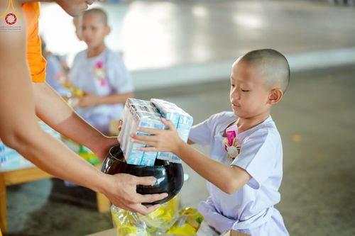 ภาพ No.214649:วันศุกร์ที่ 4 เมษายน พ.ศ.2568 นาคธรรมทายาทตักบาตรพระพี่เลี้ยง ในโครงการบรรพชาสามเณร ฟื้นฟูพระพุทธศาสนาทั่วไทย ณ วิหารคด 22 วัดพระธรรมกาย