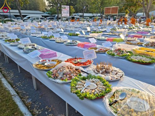 ภาพ No.108510:ถวายภัตตาหารเป็นสังฆทาน แด่คณะพระธรรมยาตราฯ ในโครงการธรรมยาตรากตัญญูบูชา มหาปูชนียาจารย์ พระมงคลเทพมุนี(สด จนฺทสโร) พระผู้ปราบมาร อนุสรณ์สถาน 7 แห่ง ปีที่ 12 วันที่ 7 มกราคม พ.ศ. 2567 ณ อนุสรณ์สถานโลตัสแลนด์ จ.สุพรรณบุรี