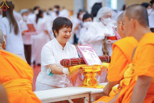 ภาพ No.138858:พิธีถวายกองทุนสนับสนุน การสร้างพระไตรปิฎกฉบับธรรมชัย และอนุรักษ์คัมภีร์ใบลาน น้อมบูชาธรรมหลวงพ่อธัมมชโย 80 ปี ณ ห้องแก้วสารพัดนึก 2 วัดพระธรรมกาย วันเสาร์ที่ 1 มิถุนายน พศ. 2567