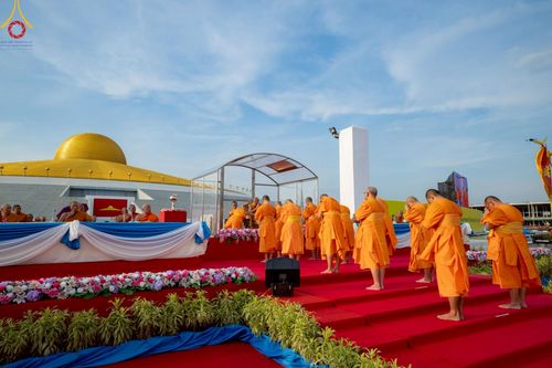 ภาพ No.221617:วันอังคารที่ 22 เมษายน พ.ศ. 2568 ภาพพิธีถวายมหาสังฆทานคณะสงฆ์ 40,000 กว่าวัดทั่วประเทศ เนื่องในวันคุ้มครองโลก ชุดที่ 2 (ปลื้มให้สมการรอคอย) ณ ลานธรรมพระมหาธรรมกายเจดีย์ วัดพระธรรมกาย