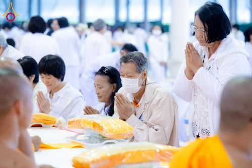 ภาพ No.203730:พิธีถวายภัตตาหารเป็นสังฆทาน แด่พระธรรมยาตรา ณ วัดพระธรรมกาย ตำบลคลองสาม อำเภอคลองหลวง จังหวัดปทุมธานี ในโครงการธรรมยาตรา กตัญญูบูชา มหาปูชนียาจารย์ พระมงคลเทพมุนี(สด จนฺทสโร) พระผู้ปราบมาร อนุสรณ์สถาน 7 แห่ง ปีที่ 13 วันที่ 30 มกราคม พ.ศ. 2568