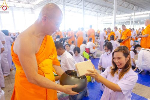 ภาพ No.139122:พิธีตักบาตร , พิธีบูชาข้าวพระ ณ ห้องแก้วสารพัด 1 สภาธรรมกายสากล วัดพระธรรมกาย วันอาทิตย์ต้นเดือนที่ 2 มิถุนายน พ.ศ. 2567