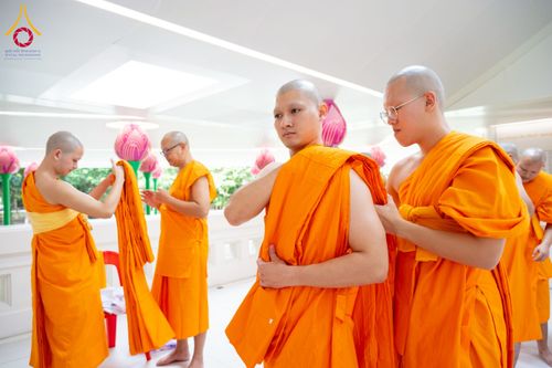 ภาพ No.256246:วันที่ 4 ตุลาคม พ.ศ. 2568 พิธีบรรพชาอุปสมบท  โครงการอุปสมบทหมู่บูชาธรรม 141 ปี  พระมงคลเทพมุนี (สด จนฺทสโร) ณ โบสถ์พระไตรปิฏก วัดพระธรรมกาย จ.ปทุมธานี