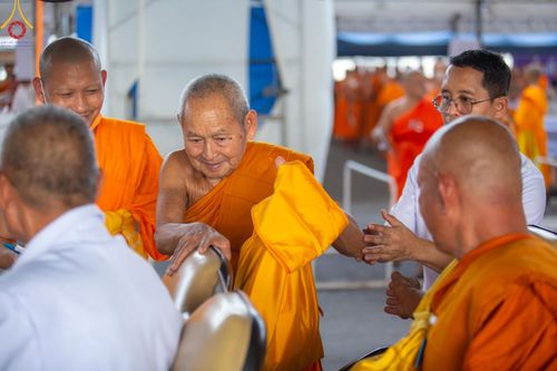 ภาพ No.60374:การต้อนรับพระสังฆาธิการ 10,000 กว่าวัดทั่วประเทศ พิธีมอบปัจจัยช่วยเหลือครู 4 จังหวัดชายแดนภาคใต้ พิธีปฏิบัติธรรม ในวันคุ้มครองโลก วันจันทร์ที่ 22 เมษายน พ.ศ.2567 ณ วัดพระธรรมกาย จ.ปทุมธานี